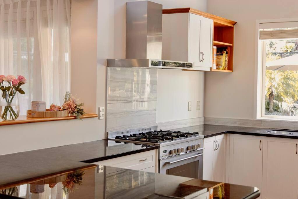 Modern Lifestyle Retreat With Stunning City View Окленд Экстерьер фото